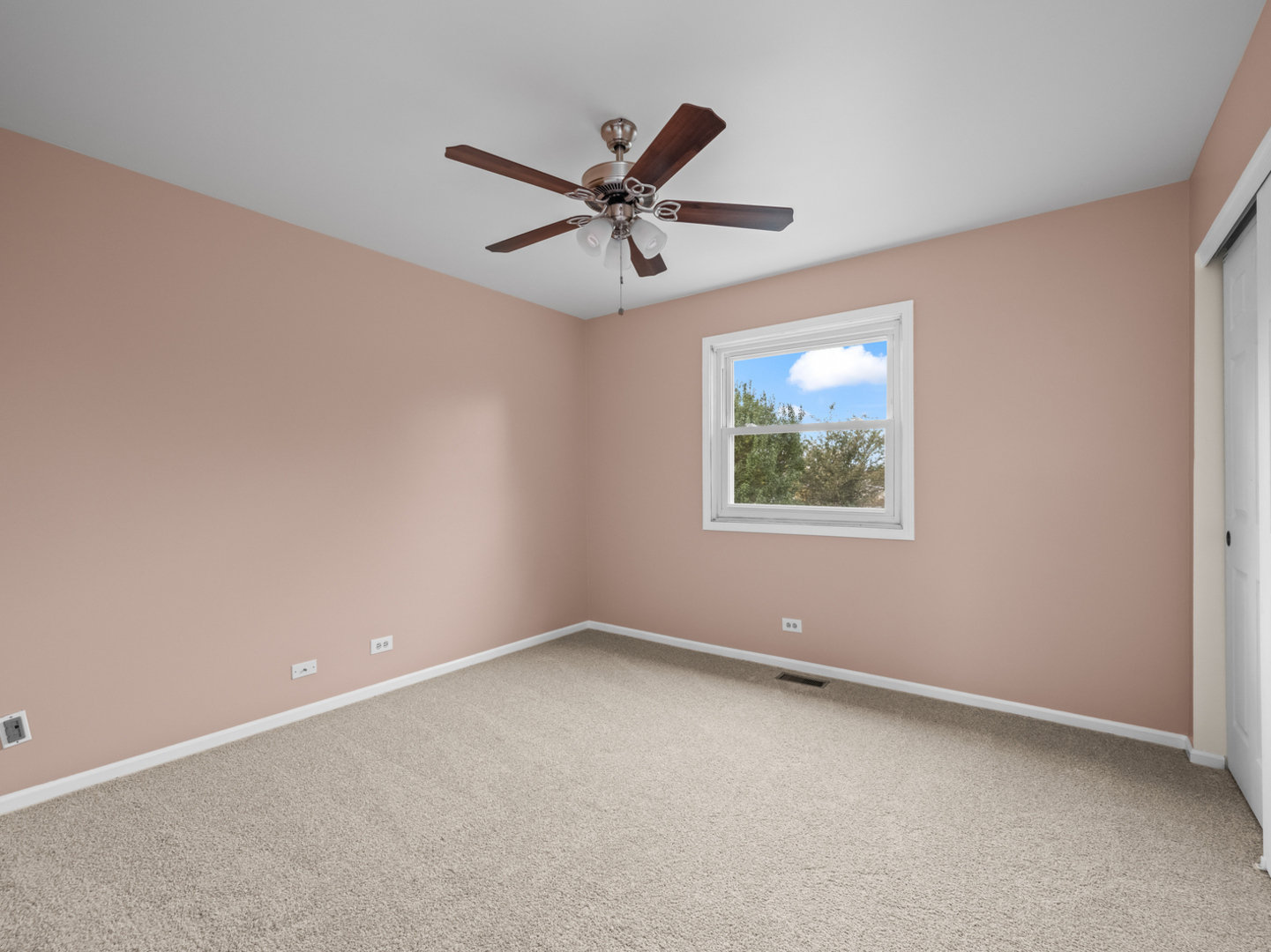 Cary, Illinois 60013, United States, 4 Bedrooms Bedrooms, ,3 BathroomsBathrooms,Residential,Active,232247