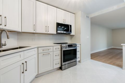 Tiny photo for 6033 N Sheridan Road #8E, Chicago, IL 60660 (MLS # 12512081)