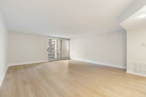 Tiny photo for 6033 N Sheridan Road #8E, Chicago, IL 60660 (MLS # 12512081)