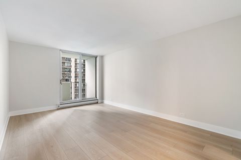 Tiny photo for 6033 N Sheridan Road #8E, Chicago, IL 60660 (MLS # 12512081)