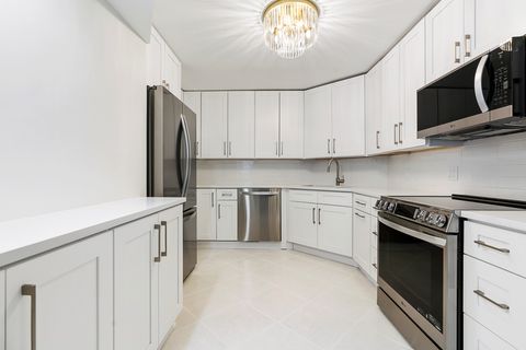 Tiny photo for 6033 N Sheridan Road #8E, Chicago, IL 60660 (MLS # 12512081)