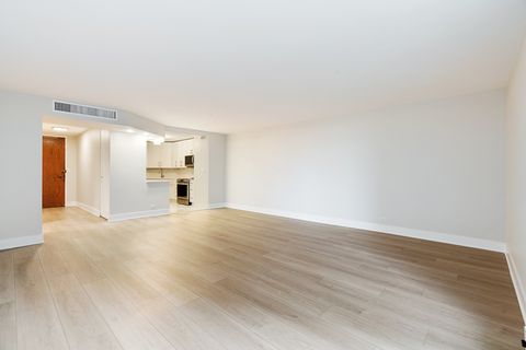 Tiny photo for 6033 N Sheridan Road #8E, Chicago, IL 60660 (MLS # 12512081)
