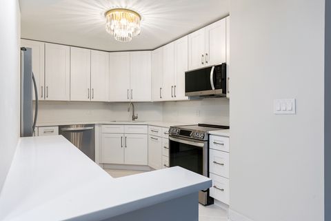 Tiny photo for 6033 N Sheridan Road #8E, Chicago, IL 60660 (MLS # 12512081)