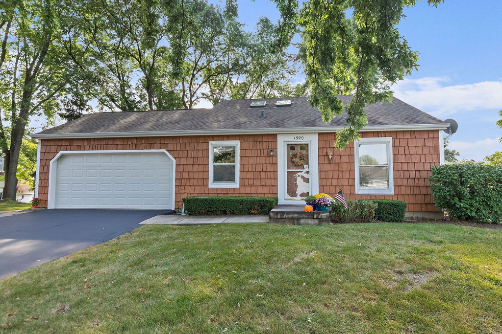 Photo for 1590 Adams Avenue, St. Charles, IL 60174 (MLS # 12479342)