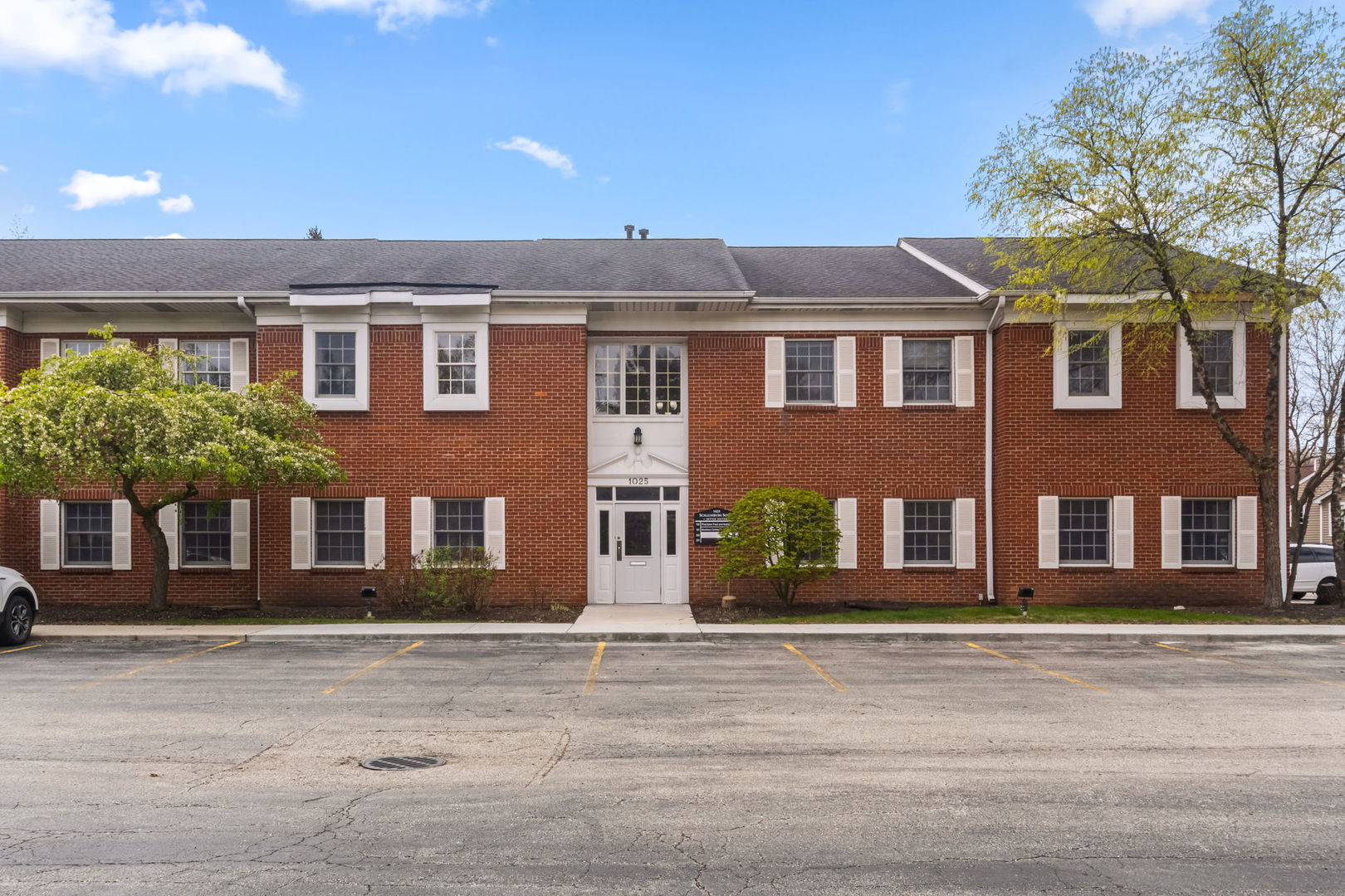 Photo 1 of 25 — 1025 W Wise Road 200, Schaumburg, IL 60193
