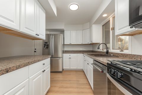 Tiny photo for 2424 E Thornwood Drive, Lindenhurst, IL 60046 (MLS # 12516557)