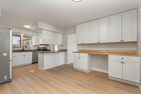 Tiny photo for 2424 E Thornwood Drive, Lindenhurst, IL 60046 (MLS # 12516557)