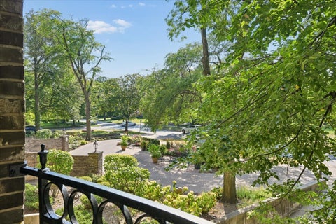 Tiny photo for 1009 Bonnie Brae Place #2B, River Forest, IL 60305 (MLS # 12773790)