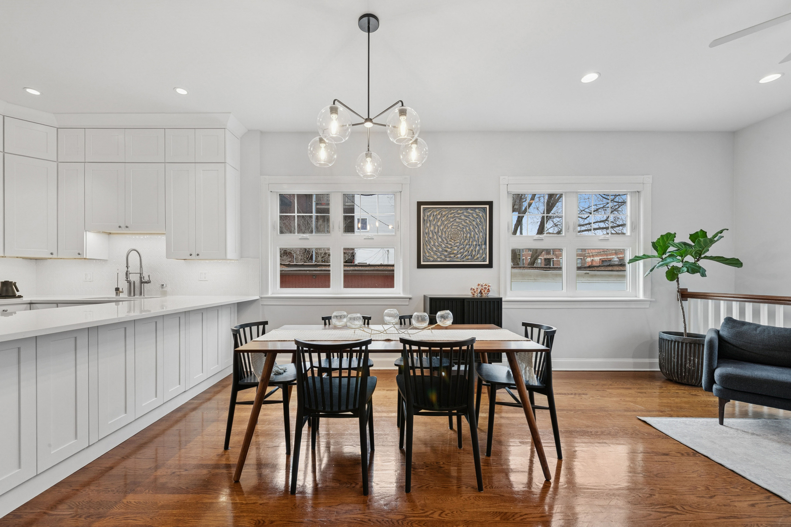 1043 W NEWPORT Avenue 1W