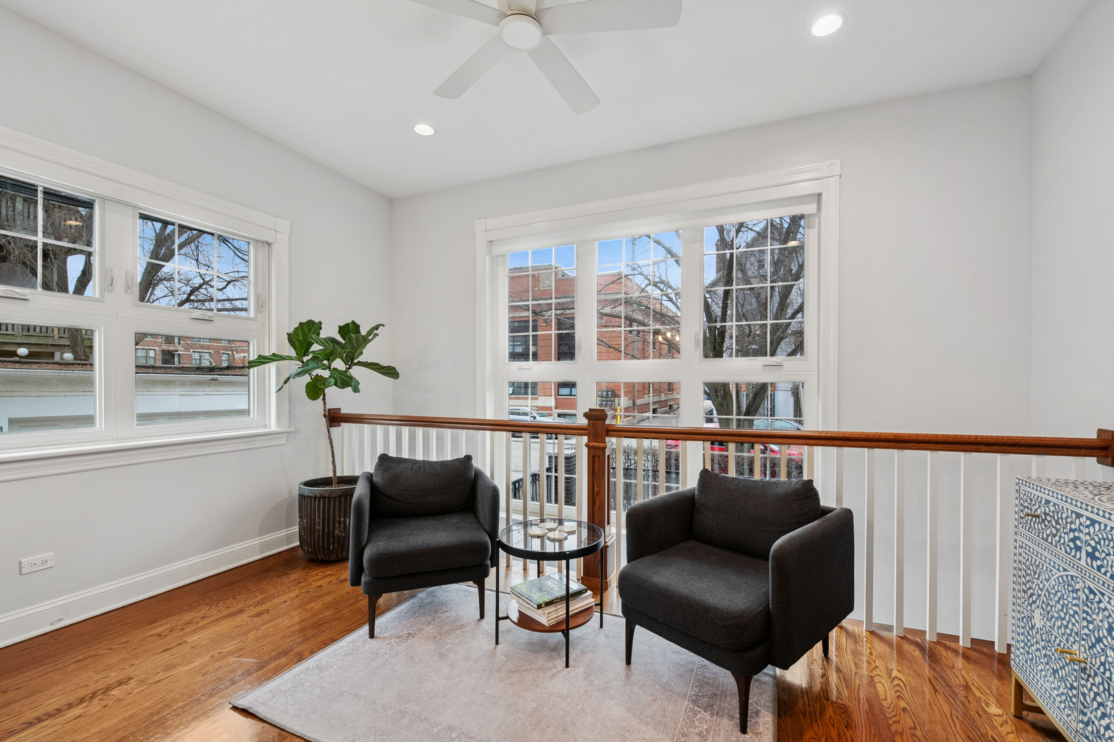 1043 W NEWPORT Avenue 1W