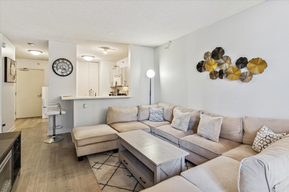 222 N COLUMBUS Drive 708