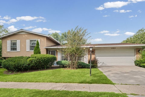 Photo of 1024 Yorkshire Drive, Hanover Park, IL 60133 (MLS # 12743353)