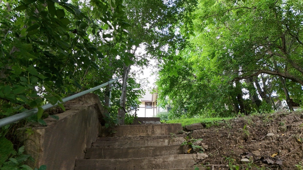 528 W 6TH Street