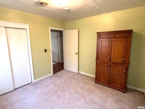 Tiny photo for 2633 S BROADWAY Avenue, Salem, IL 62881 (MLS # EB459947)