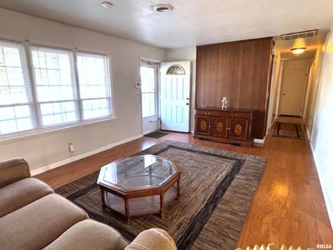 Tiny photo for 2633 S BROADWAY Avenue, Salem, IL 62881 (MLS # EB459947)