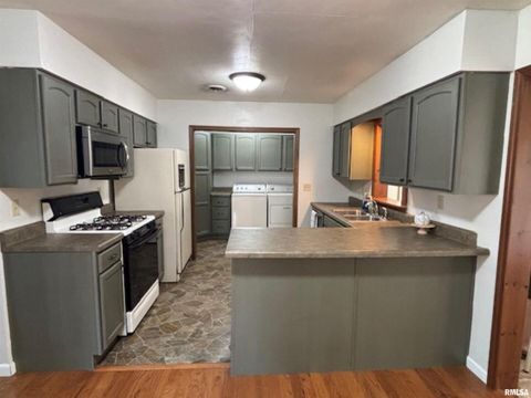 Tiny photo for 2633 S BROADWAY Avenue, Salem, IL 62881 (MLS # EB459947)