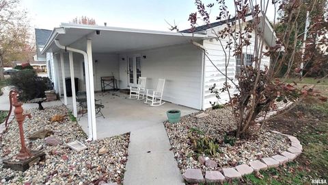 Tiny photo for 2633 S BROADWAY Avenue, Salem, IL 62881 (MLS # EB459947)