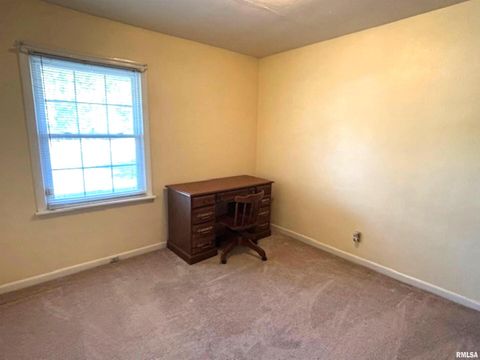 Tiny photo for 2633 S BROADWAY Avenue, Salem, IL 62881 (MLS # EB459947)