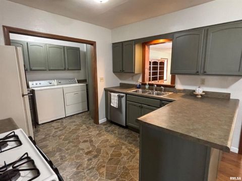 Tiny photo for 2633 S BROADWAY Avenue, Salem, IL 62881 (MLS # EB459947)