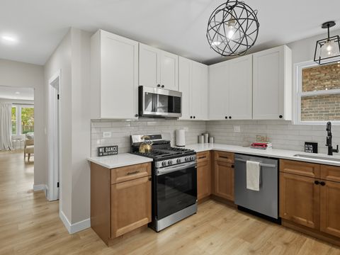 Tiny photo for 8442 S Kingston Avenue, Chicago, IL 60617 (MLS # 12477433)