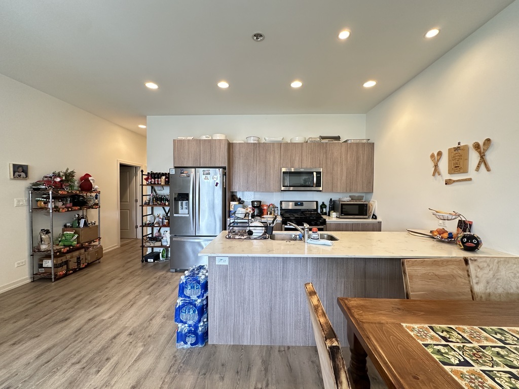 4119 N NARRAGANSETT Avenue 302