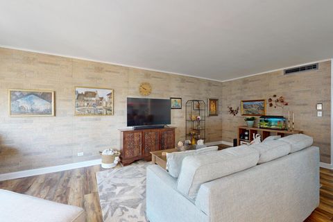 Tiny photo for 6301 N Sheridan Road #18E, Chicago, IL 60660 (MLS # 12668602)