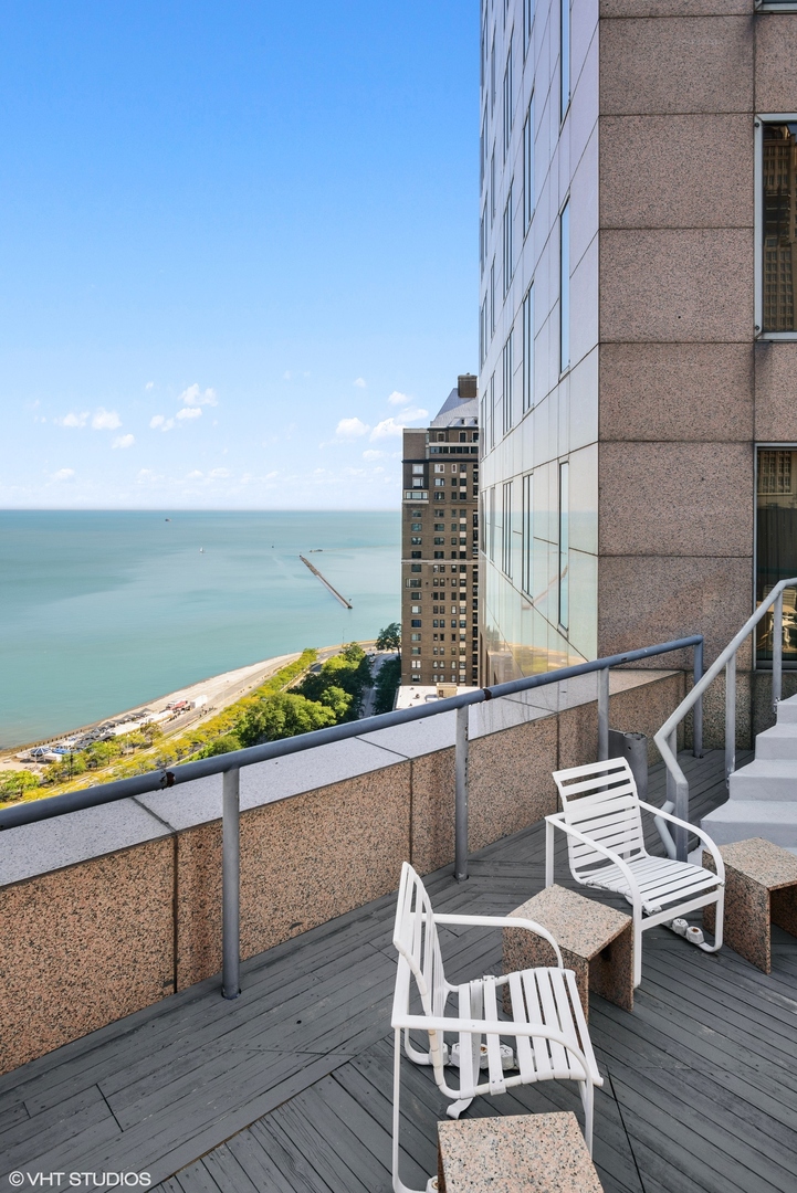 950 N Michigan Avenue 2203