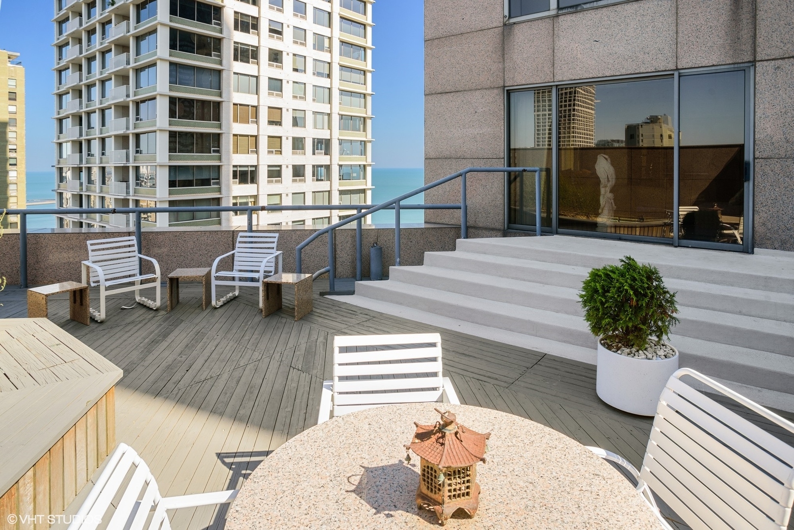 950 N Michigan Avenue 2203