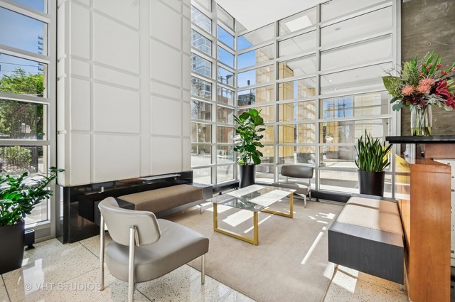 700 N Larrabee Street 905