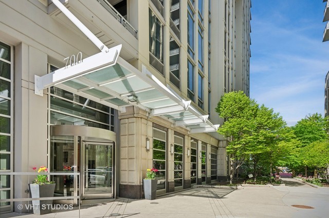 700 N Larrabee Street 905