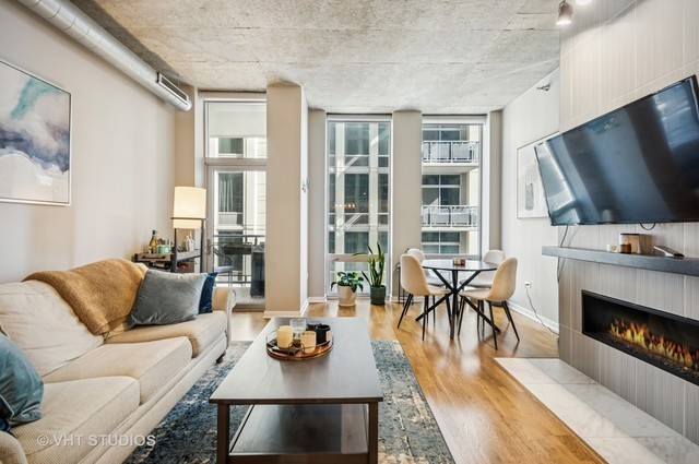 700 N Larrabee Street 905