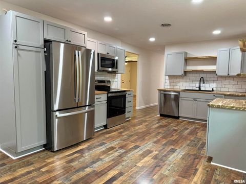 Tiny photo for 101 OAK Drive, Metropolis, IL 62960 (MLS # EB459401)