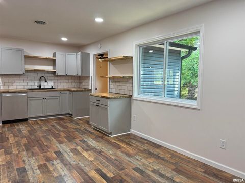 Tiny photo for 101 OAK Drive, Metropolis, IL 62960 (MLS # EB459401)