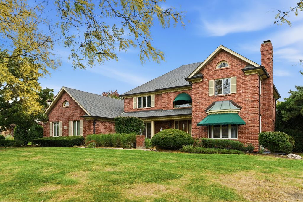 Photo for 8261 Lake Ridge Drive, Burr Ridge, IL 60527 (MLS # 12506845)