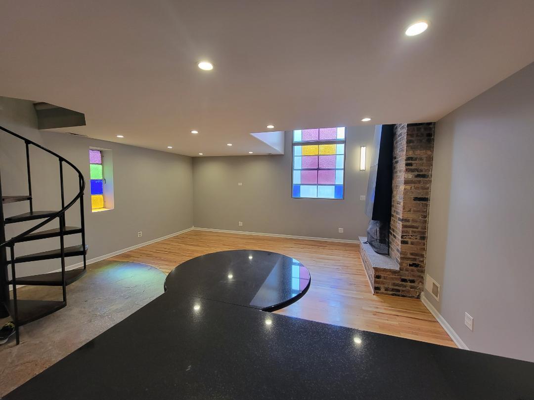 160 W BURTON Place 2F