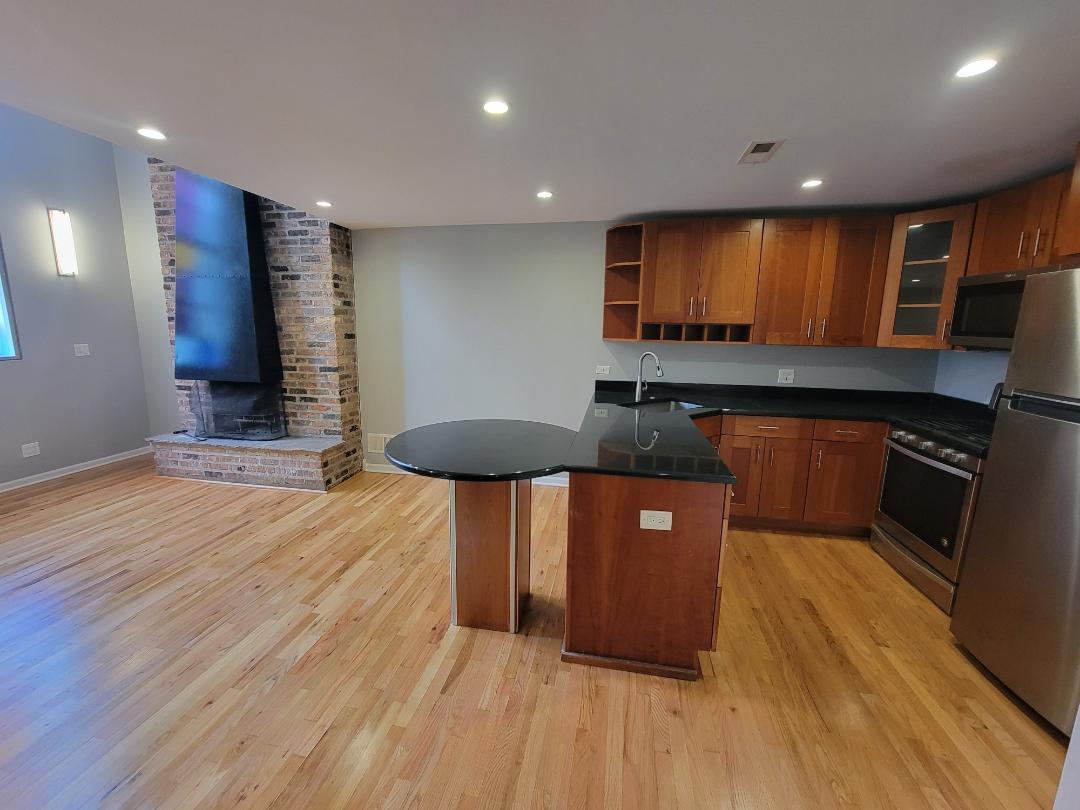 160 W BURTON Place 2F