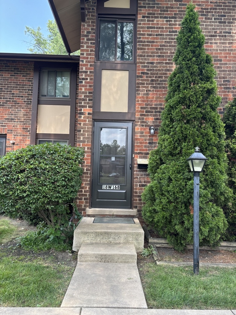 18W168 Standish Lane