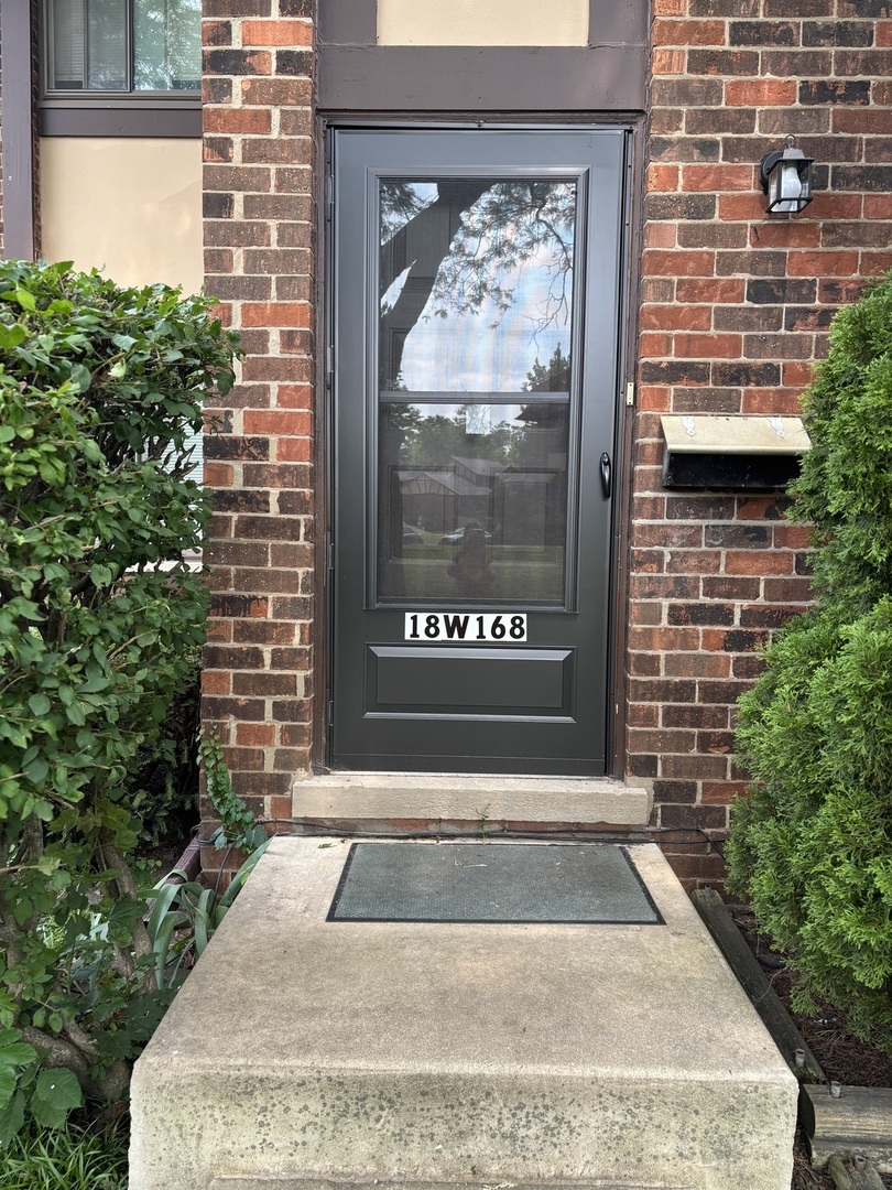18W168 Standish Lane