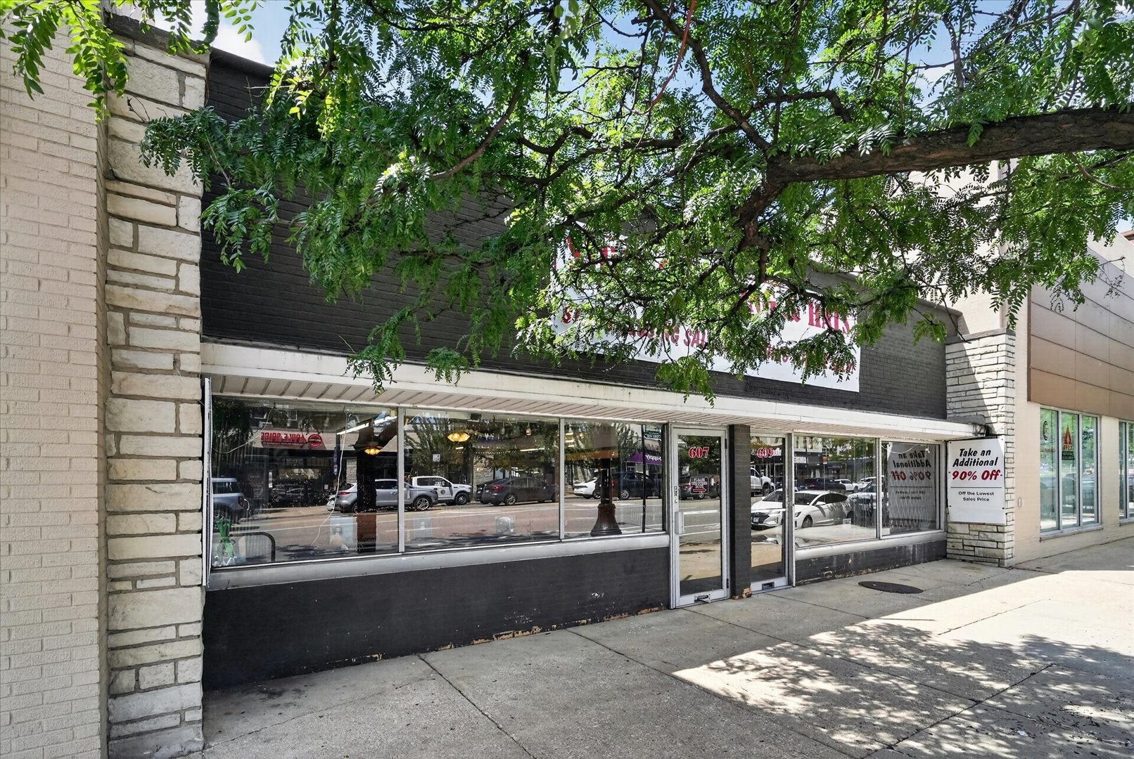 607 W Roosevelt Road