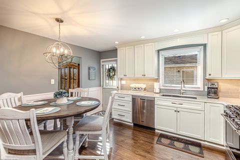 Tiny photo for 10304 Linus Lane, Oak Lawn, IL 60453 (MLS # 12568610)