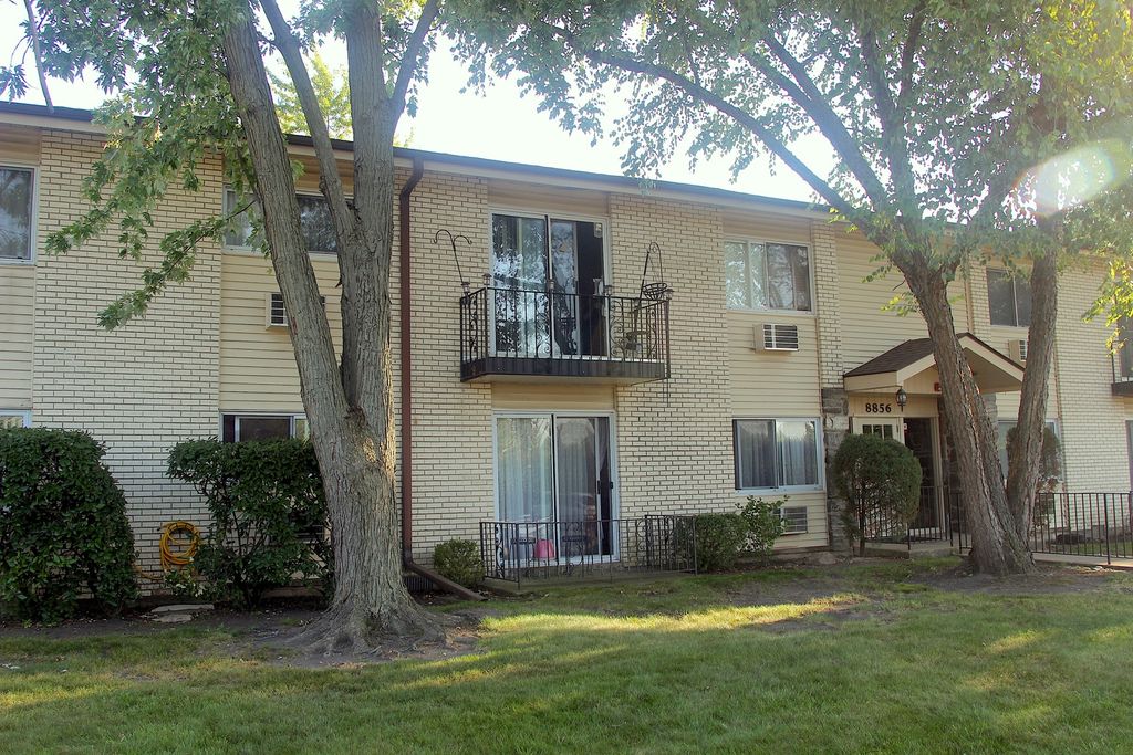 Photo for 8856 Northshore Drive #2C, Des Plaines, IL 60016 (MLS # 12457806)