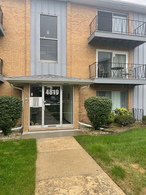 Photo of 4819 W 109th Street #201, Oak Lawn, IL 60453 (MLS # 12773861)