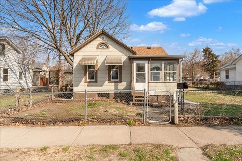 Photo of 1330 W 7TH Street, Davenport, IA 52802 (MLS # 12605200)