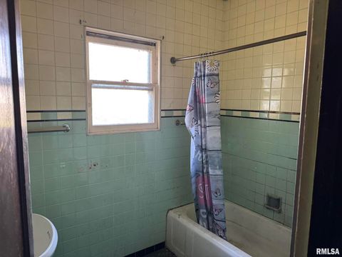 Tiny photo for 962 E BROADWAY, Centralia, IL 62801 (MLS # EB460468)