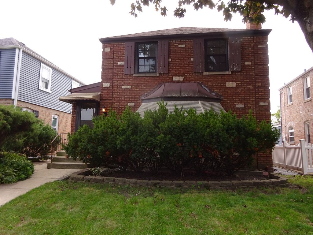 Photo for 7811 W Thorndale Avenue, Chicago, IL 60631 (MLS # 12498456)