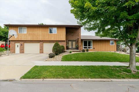 Photo of 1222 S Mason Street, Bloomington, IL 61701 (MLS # 12688200)