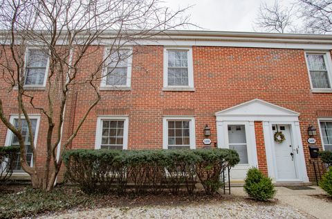 Photo of 1410 Pebblecreek Drive, Glenview, IL 60025 (MLS # 12576457)