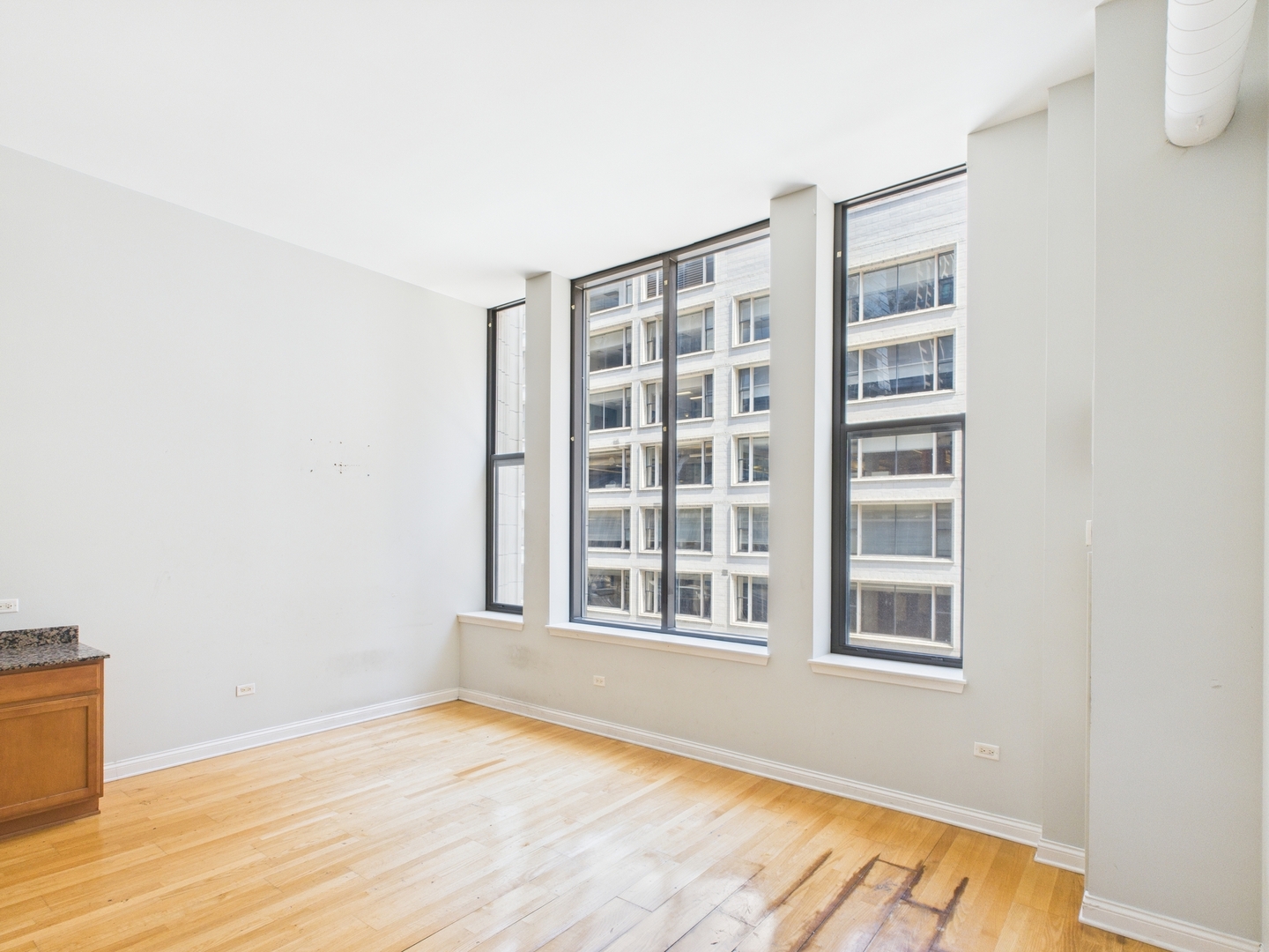 8 W Monroe Street 506