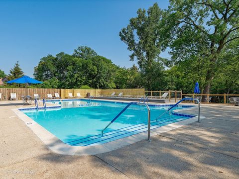 Tiny photo for 1401 Burr Oak Road #114B, Hinsdale, IL 60521 (MLS # 12338288)