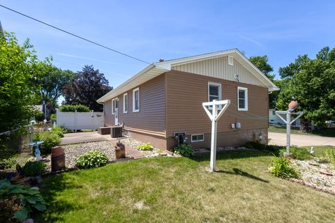 Tiny photo for 1964 N Oak Street, Bettendorf, IA 52722 (MLS # 12669682)